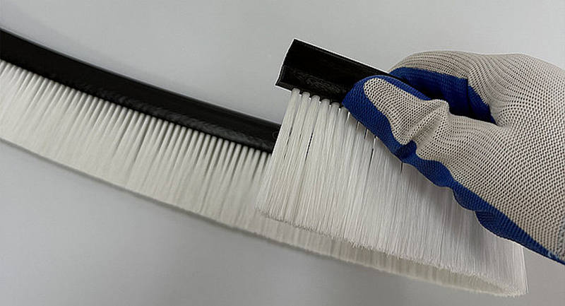 Flexible rubber profile brush seal bent by hand