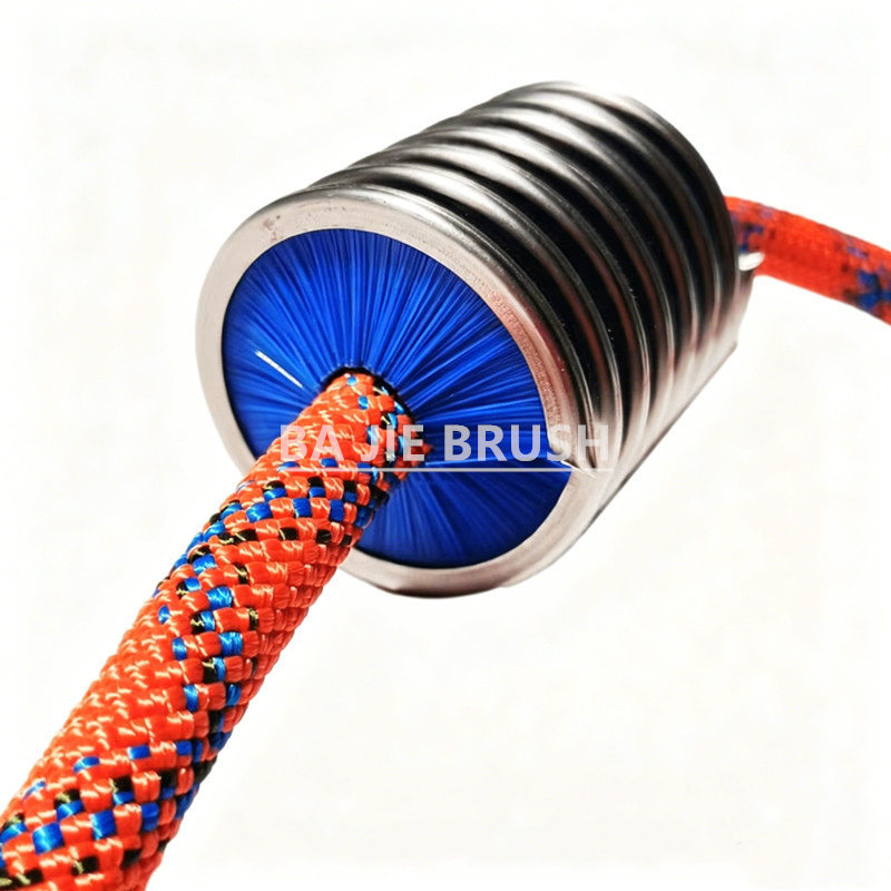 Climbing rope cleaning brush with inward-facing nylon bristles