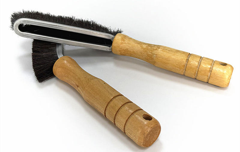 Mustache pipe dope brush with curved horsehair strip brush head