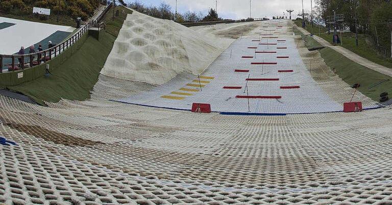 Brush-based dry ski slope material for year-round skiing